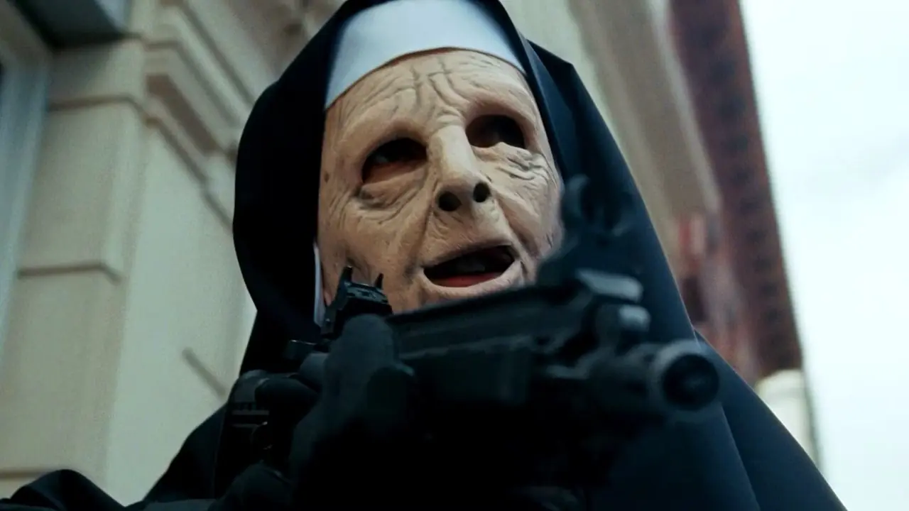 Ladrón con máscara y pistola disfrazado de monja en The Town