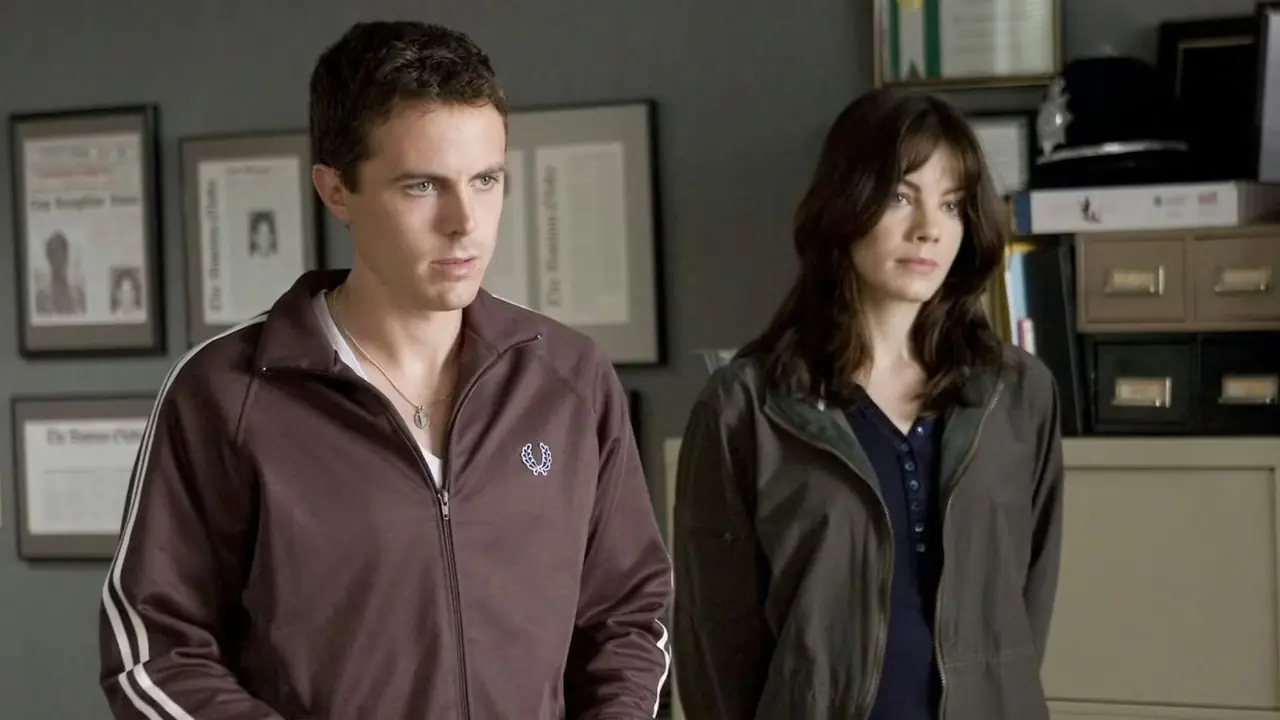 كيسي أفليك في دور باتريك كينزي وميشيل موناغان في دور أنجي جينارو في فيلم Gone Baby Gone