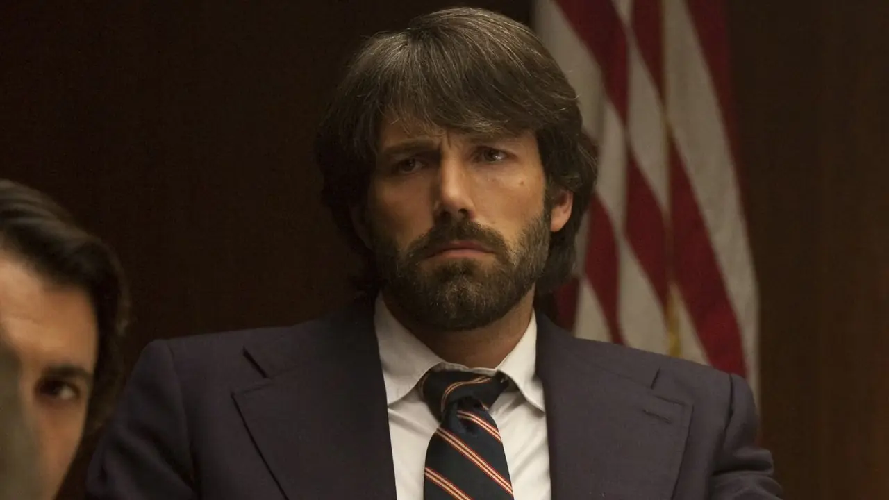 Ben Affleck regarde dans Argo