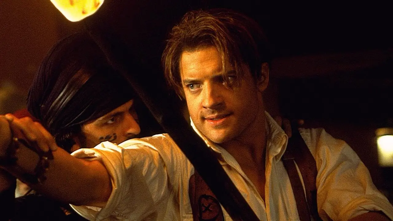 Brendan Fraser punta una pistola nei panni di Rick O'Connell in La Mummia