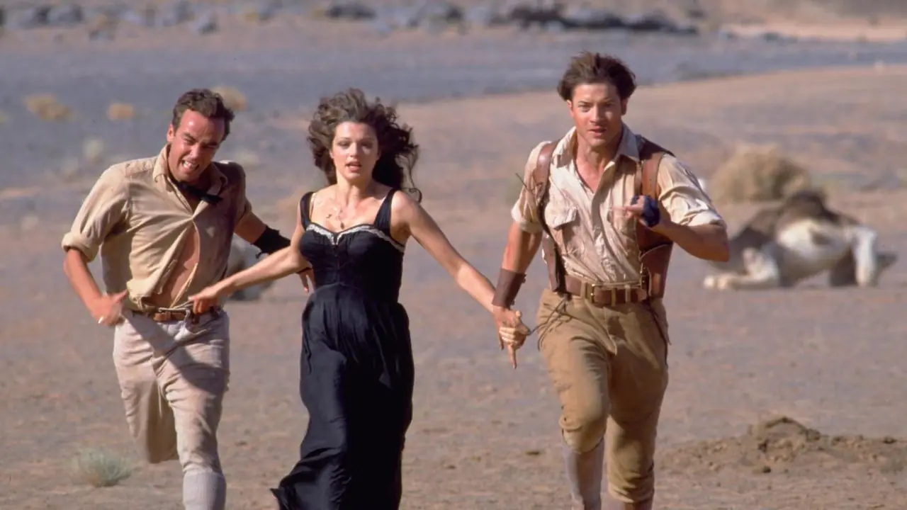 Jonathan, Evenlyn en Rick rennen in The Mummy