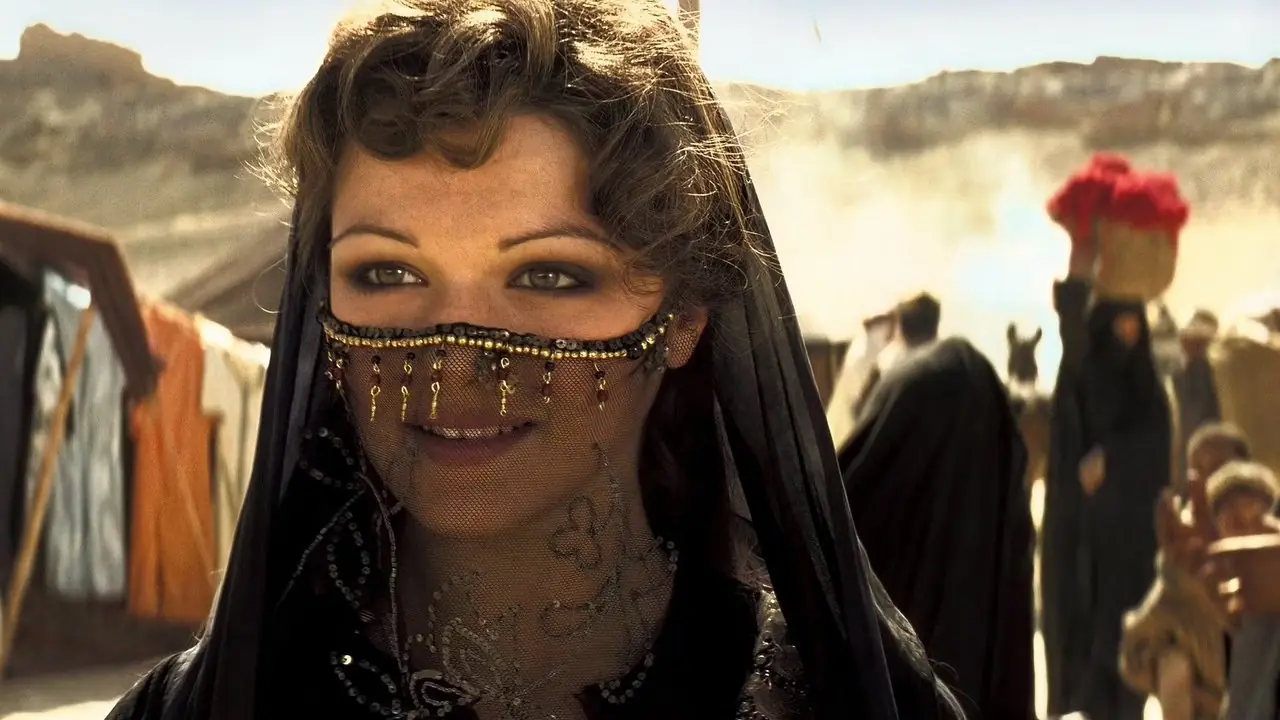 Rachel Weisz als Evelyn glimlachend in The Mummy