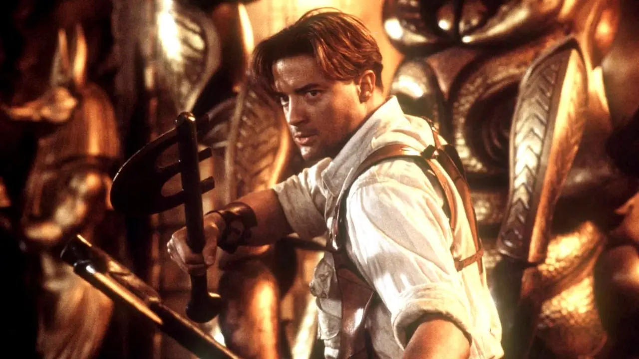 द ममी रिटर्न्स में रिक ओ'कोनेल के रूप में ब्रेंडन फ़्रेज़र कुल्हाड़ियों की एक जोड़ी पकड़े हुए हैं