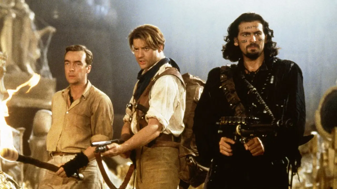 Brendan Fraser John Hannah y Oded Fehr con armas en The Mummy Returns