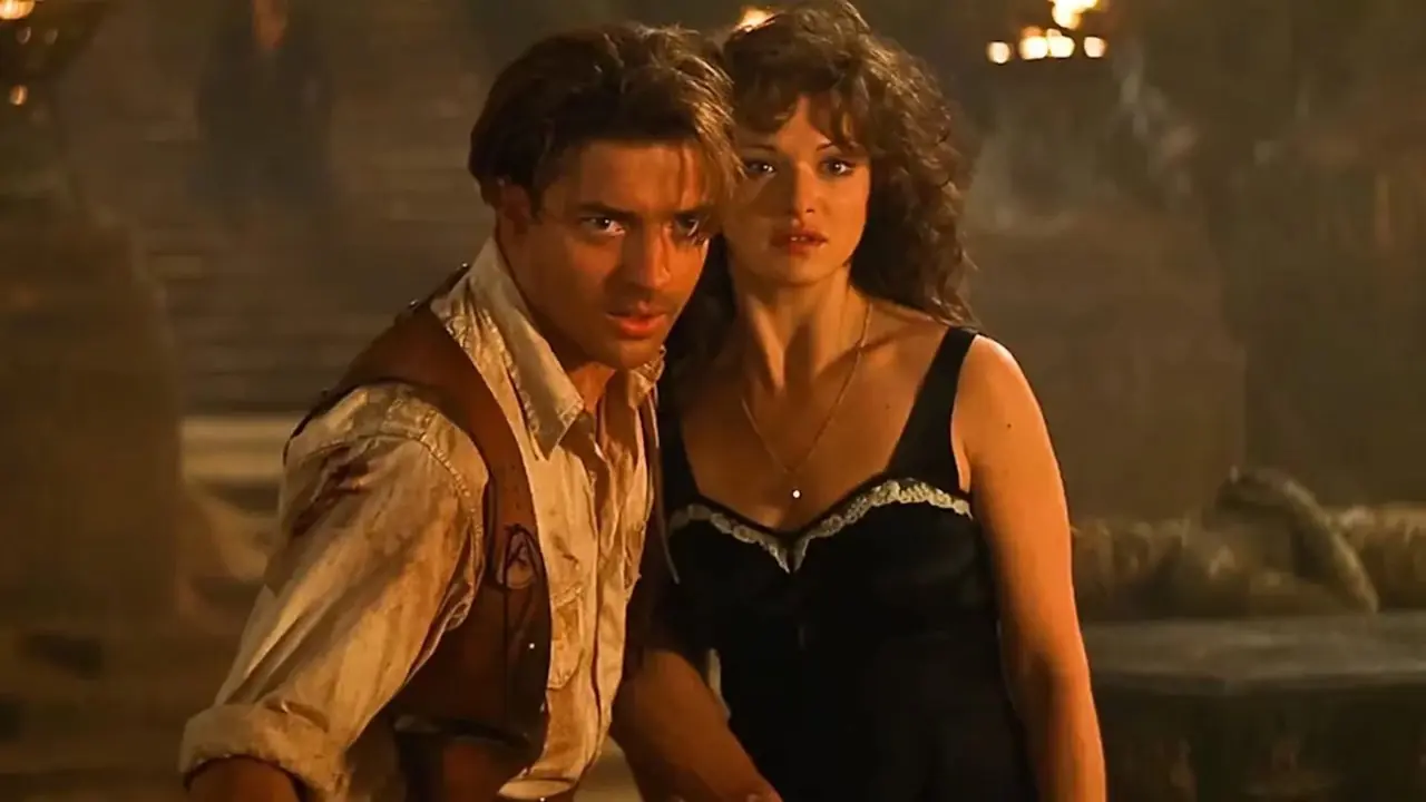 Evelyn y Rick O'Connell de La Momia 1999 mirando hacia la cámara sorprendidos mientras están en Hamunaptra.