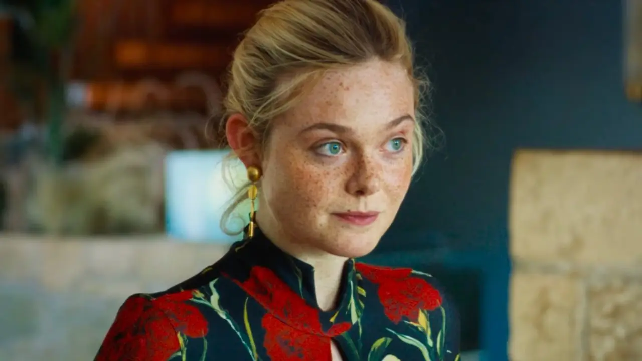 エル・ファニングのバラの木の剪定