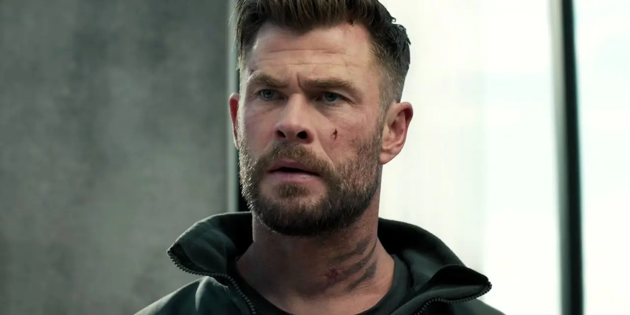 Chris Hemsworth a l'air sérieux dans le rôle de Tyler Rake dans Extraction 2