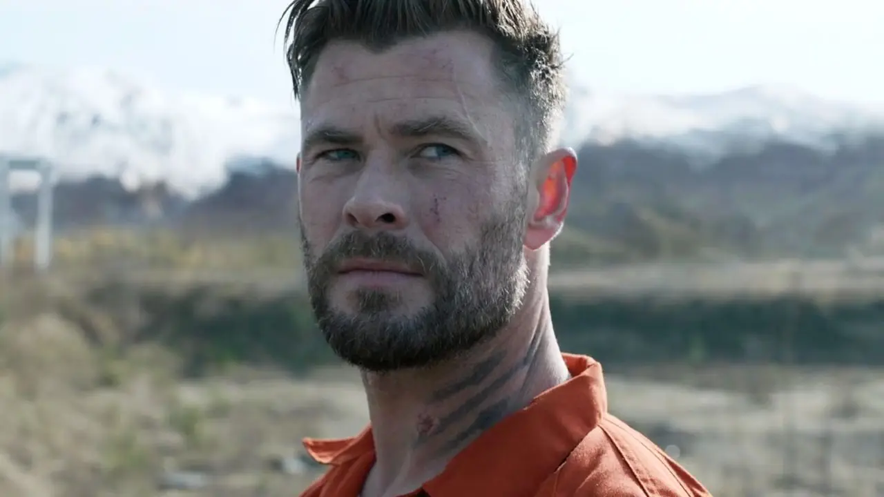 Chris Hemsworth davanti a un panorama montano nei panni di Tyler Rake in Extraction 2