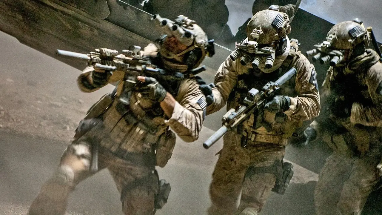 يحمل الجنود في Zero Dark Thirty الأسلحة أثناء اندفاعهم في الصحراء يحمل الجنود في Zero Dark Thirty الأسلحة أثناء اندفاعهم في الصحراء