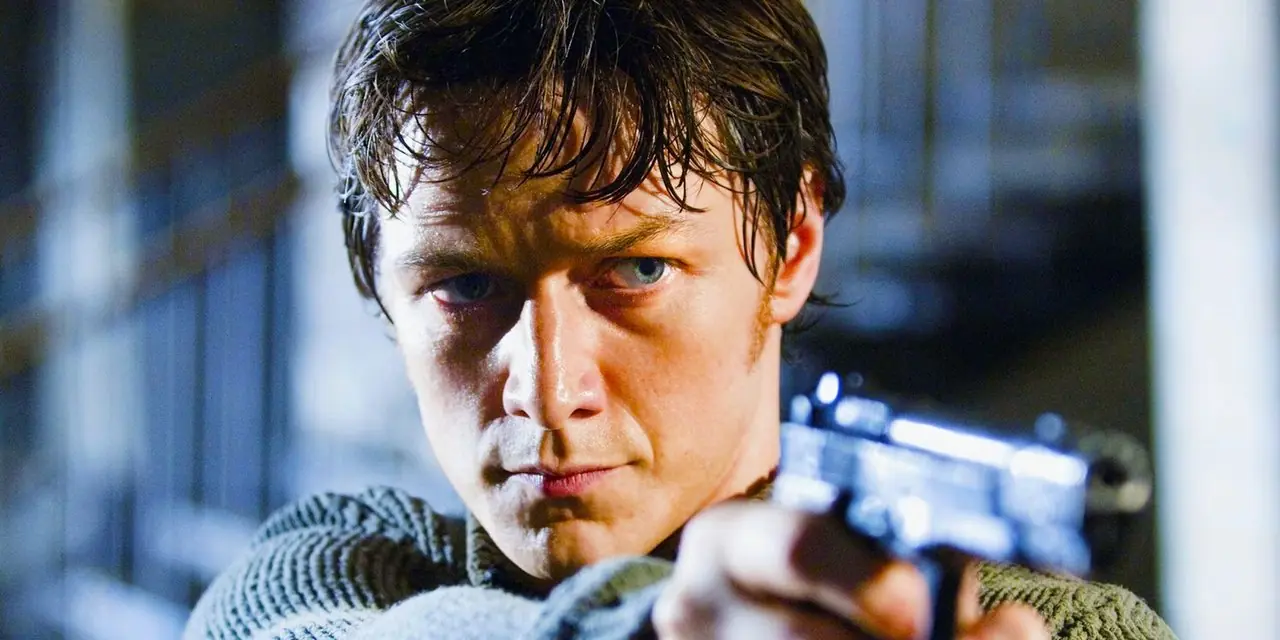 James McAvoy richtet in Wanted eine Waffe