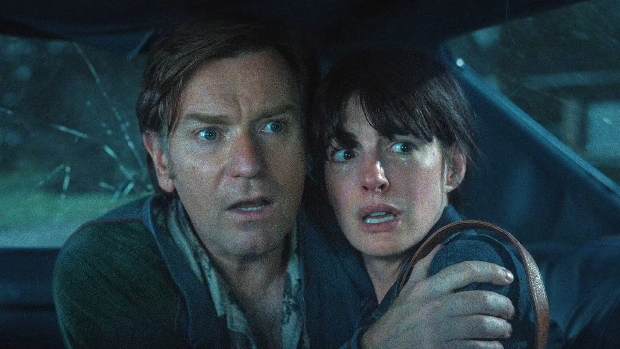 Ewan McGregor och Anne Hathaway ser rädda ut i The End of Oak Street