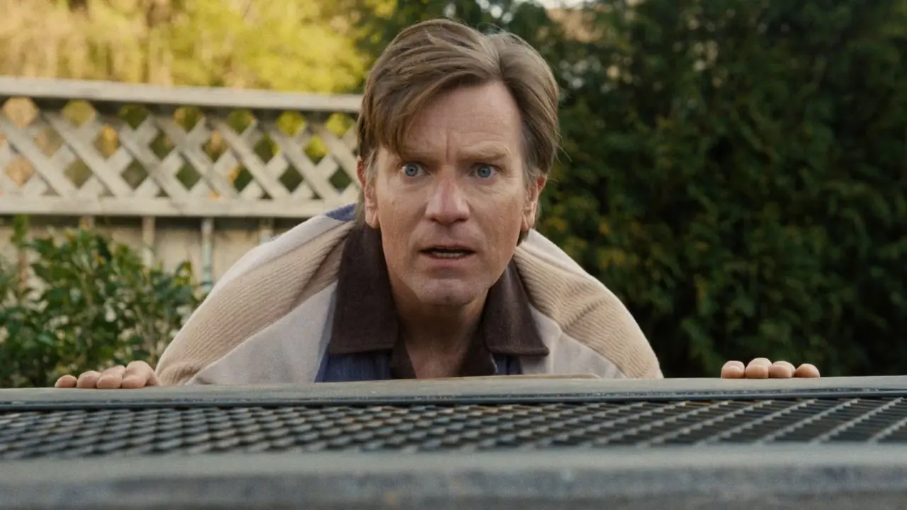 Ewan McGregor med ett storögt panik uttryck i The End of Oak Street Ewan McGregor med ett storögt panik uttryck i The End of Oak Street