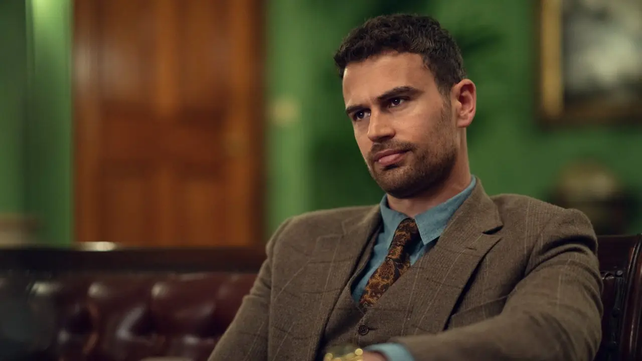 Theo James som Eddie Horniman i The Gentlemen på Netflix Theo James som Eddie Horniman i The Gentlemen på Netflix