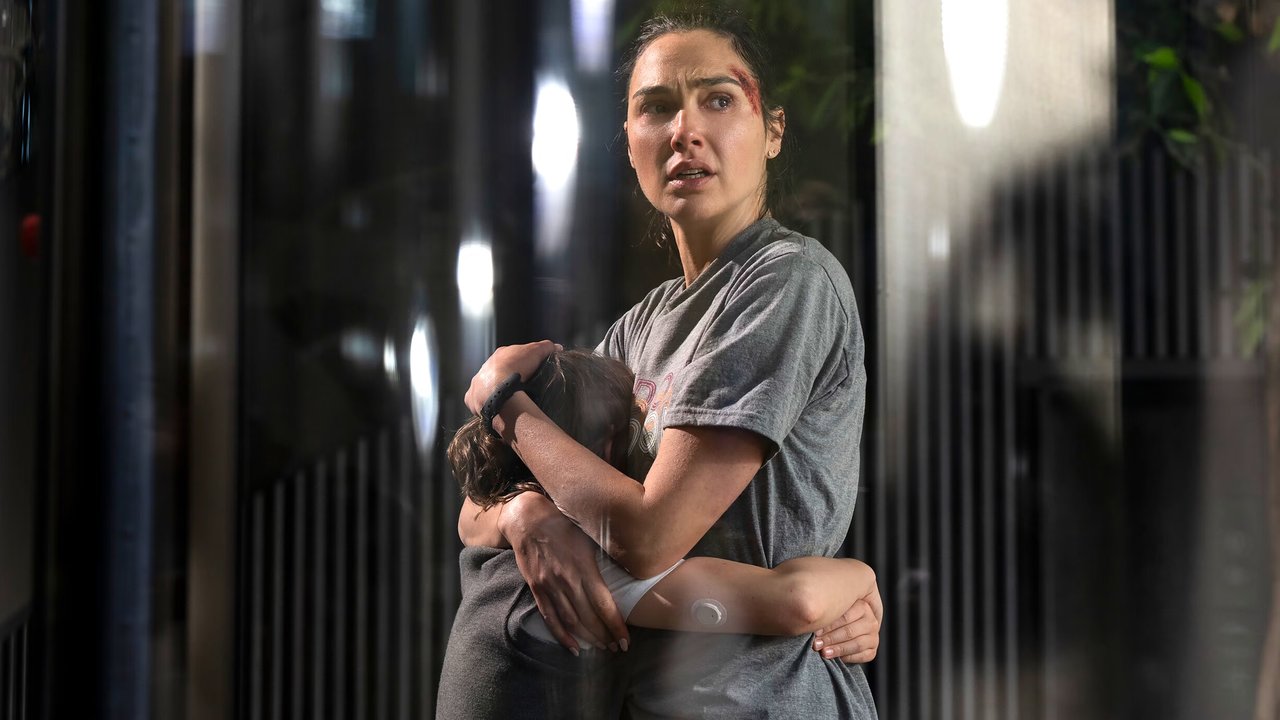 Maia de Gal Gadot abraza a su hijo y parece preocupada en The Runner