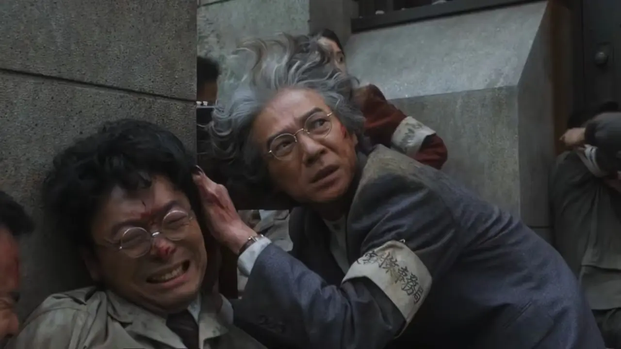 Den japanska vetenskapsmannen som täcker någons öra i Godzilla Minus Zero