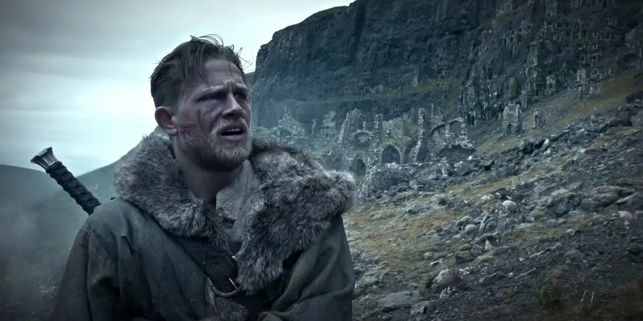 Arthur (Charlie Hunnam) ziet er uitgeput uit in King Arthur: Legend of the Sword