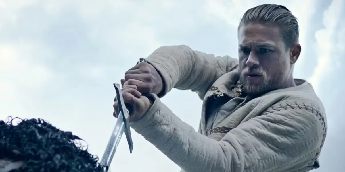 Arthur verwijdert zwaard uit steen in King Arthur: Legend of the Sword