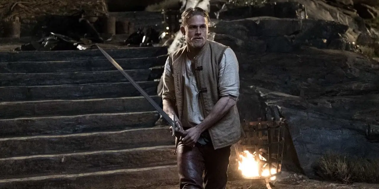 Arthur (Charlie Hunnam) hanteert Excalibur in King Arthur: Legend of the Sword