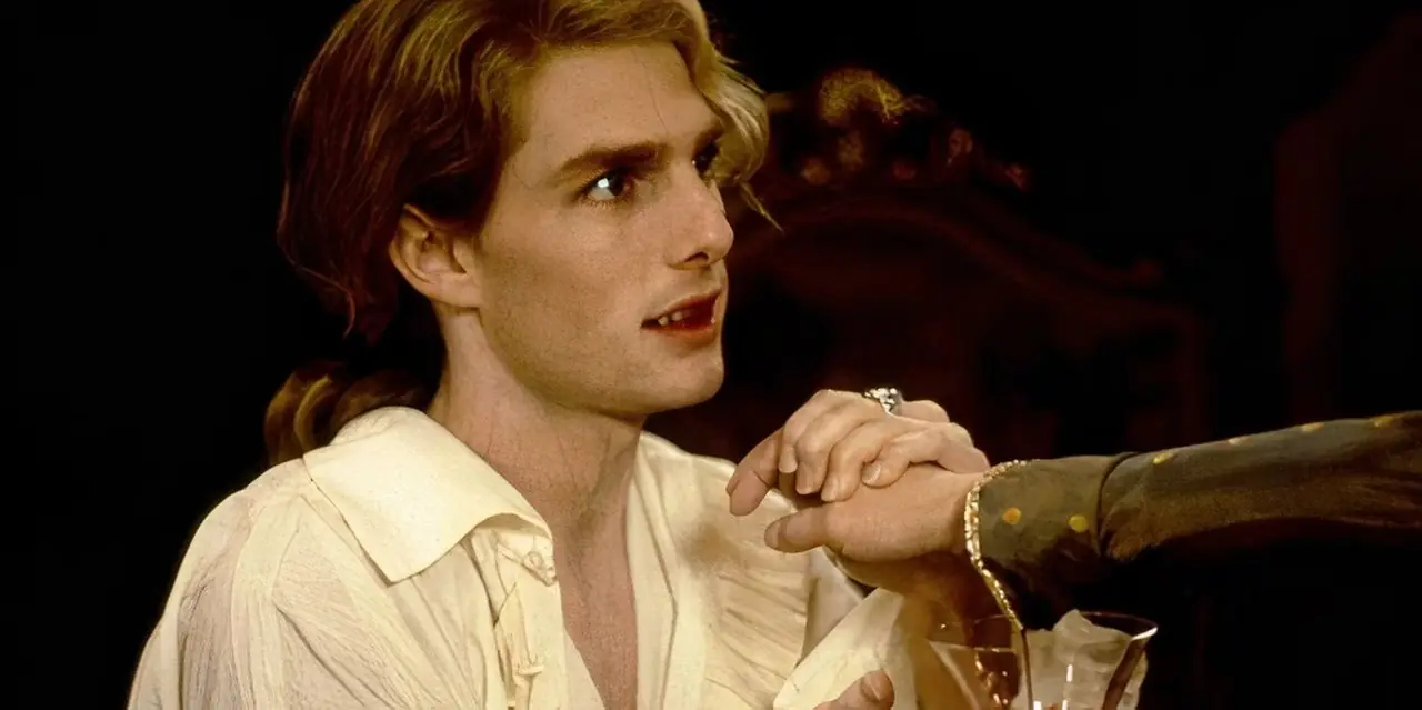 Tom Cruise als Lestat in „Interview mit dem Vampir“ das Handgelenk einer Frau in ein Glas bluten lassen