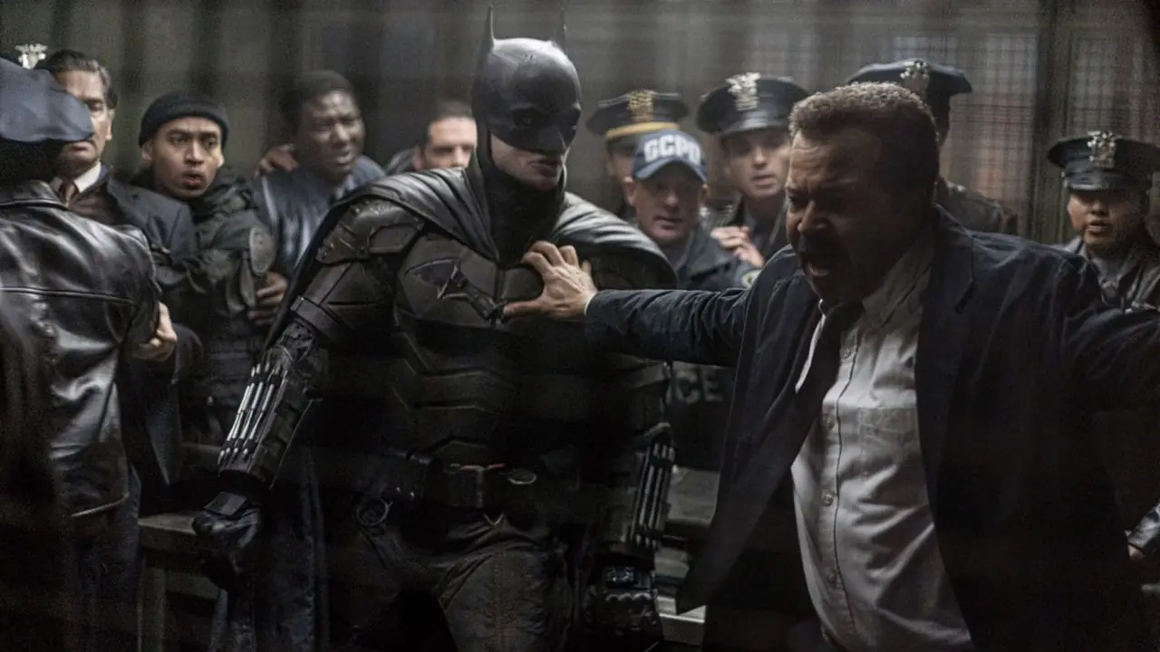 Batman (Robert Pattinson) y Gordon (Jeffrey Wright) rodeados por un grupo de policías en The Batman