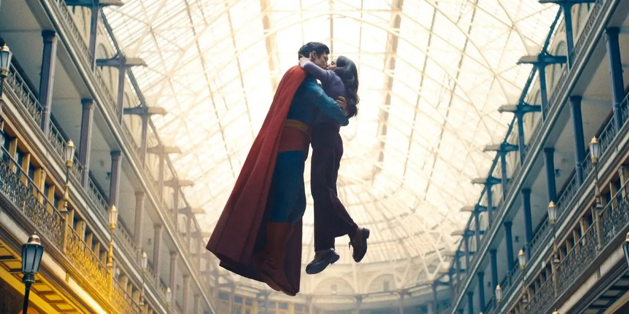 Superman et Lois Lane s'embrassant en l'air dans le film Superman de la DCU