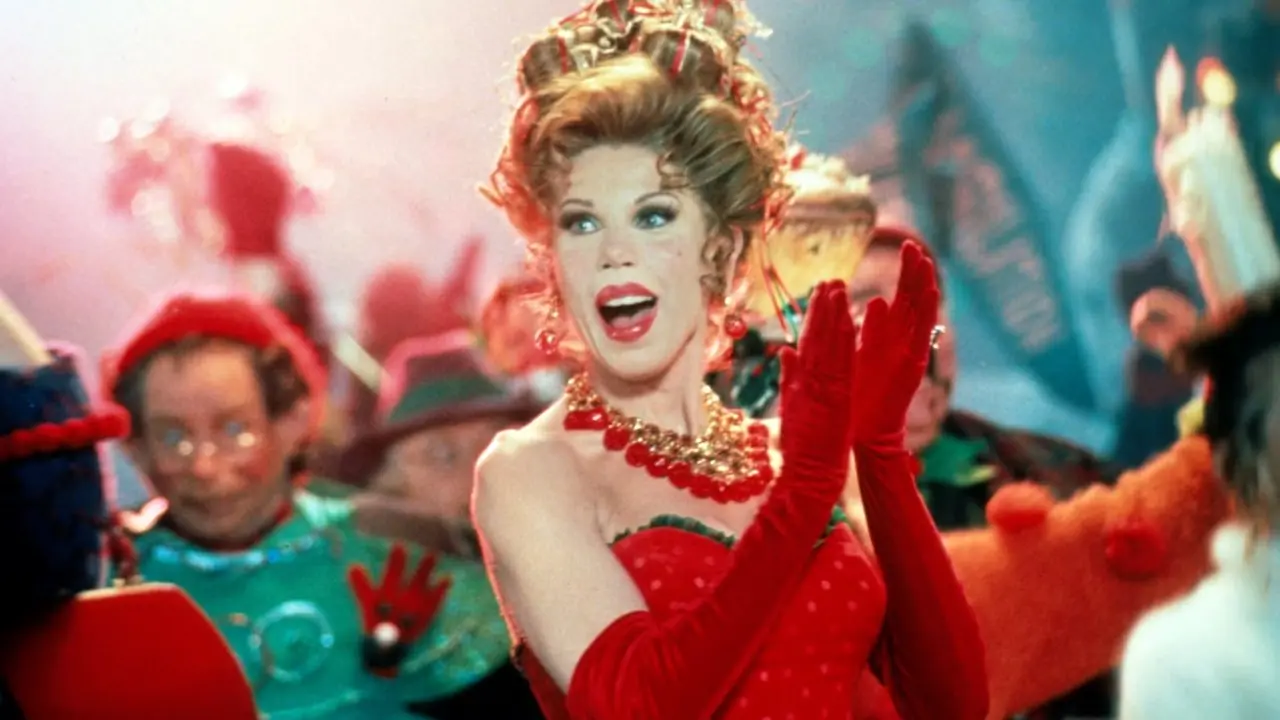 Martha May Whovier (Christine Baranski) klaszcze w dłonie w filmie Jak Grinch ukradł Boże Narodzenie