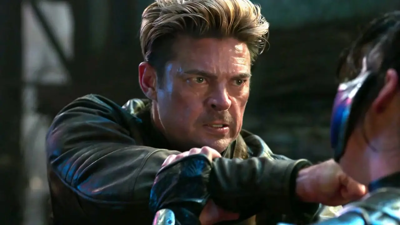 在《真人快打 II》中，卡尔·厄本 (Karl Urban) 饰演的约翰尼 (Johnny) 在被基塔纳 (Kitana) 握住手臂时显得很震惊