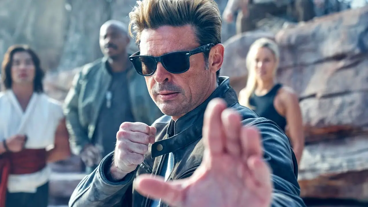 卡尔·厄本 (Karl Urban) 在《真人快打 II》中饰演约翰尼·凯奇 (Johnny Cage) 伸出手，摆出战斗姿势
