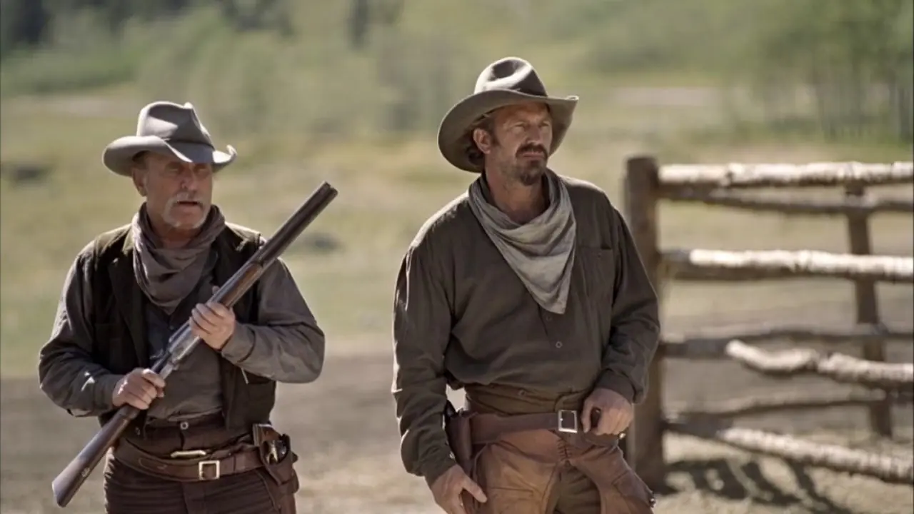 Kevin Costner y Robert Duvall están uno al lado del otro en Open Range