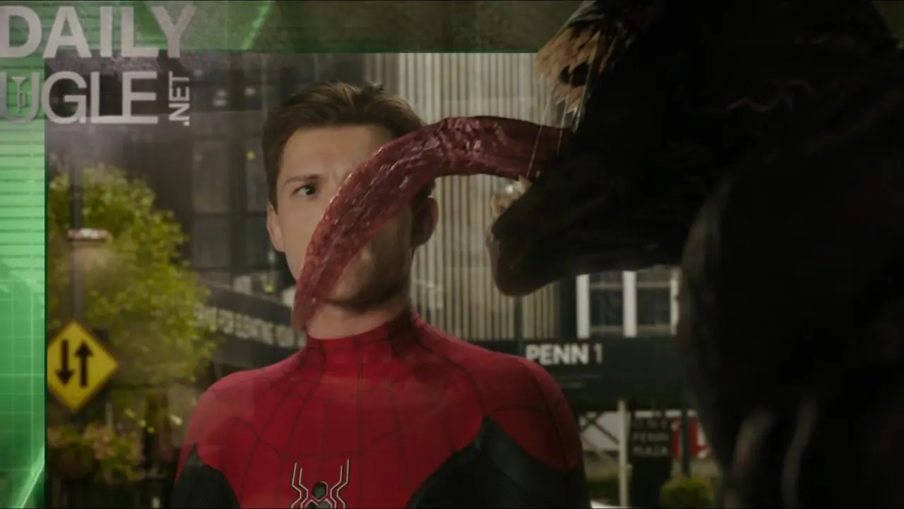 Venom lame la pantalla del televisor mientras Spider-Man de Tom Holland aparece en Venom Let There Be Carnage Venom lame la pantalla del televisor mientras Spider-Man de Tom Holland aparece en Venom Let There Be Carnage