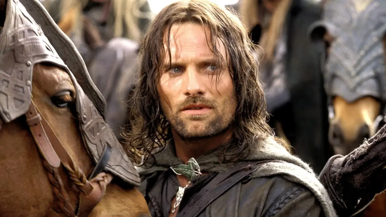 Viggo Mortensen als Aragon steht neben einem Pferd in „Herr der Ringe“.