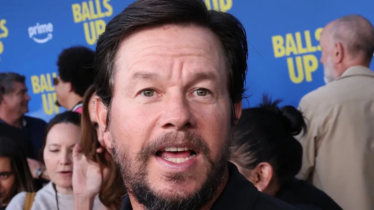Mark Wahlberg har en animerad diskussion när han deltar i ett evenemang på röda mattan