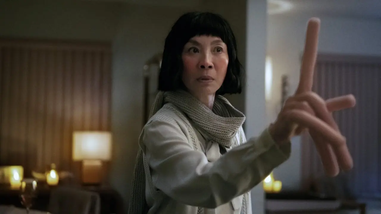 Michelle Yeoh levant un de ses doigts de hot-dog dans Everything Everywhere All at Once