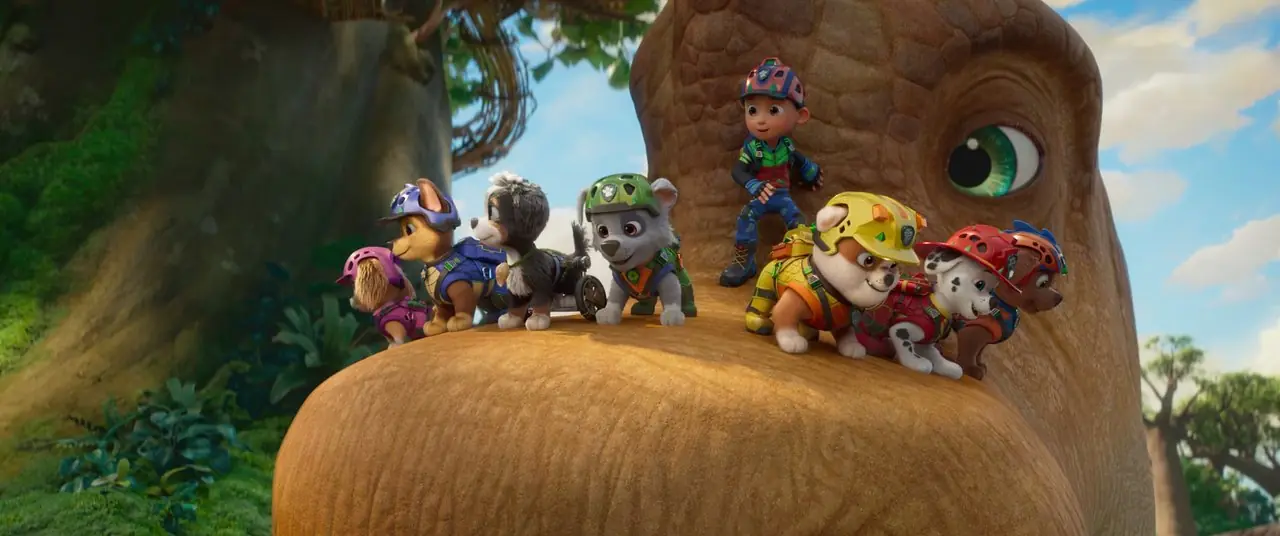 PAW PATROL: THE DINO MOVIE, från vänster: Skye (röst: Mckenna Grace), Chase (röst: Rain Janjua), Rocky (röst: William Desrosiers), Ryder (röst: Henry Bolan), Rubble (röst: Lucien Duncan-Reid), Marshall (röst: Carter Young), Zuma (röst: Nylan Hayden) (röst: Nylan Hayden) 2026. © Paramount Pictures