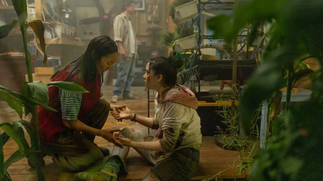 Greta Lee als Riley arbeitet mit Pflanzen mit Emma Ho als Ruth in The Last House