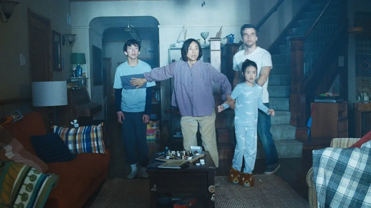 DAS LETZTE HAUS, von links: Noah Alexander Sosnowski, Greta Lee, Riley Chung, Wagner Moura, 2026. © Netflix