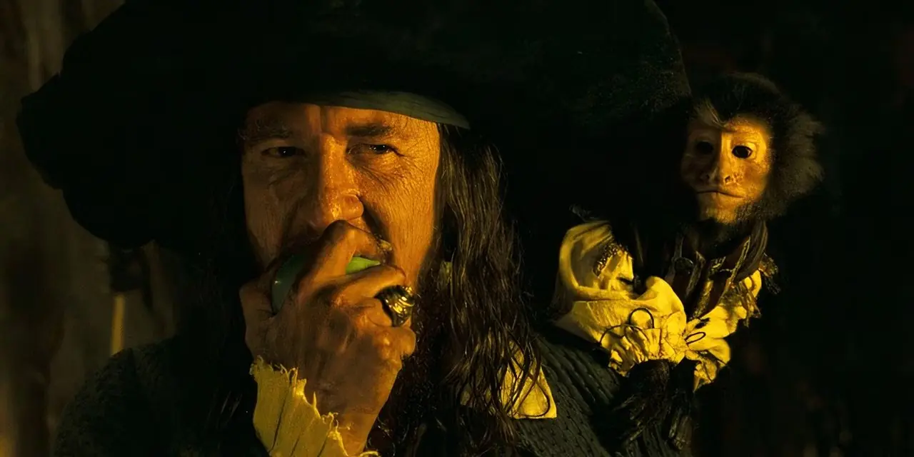 Kaptein Barbossa (Geoffrey Rush) biter et eple med apen på skulderen på slutten av Pirates of the Caribbean: Dead Man's Chest