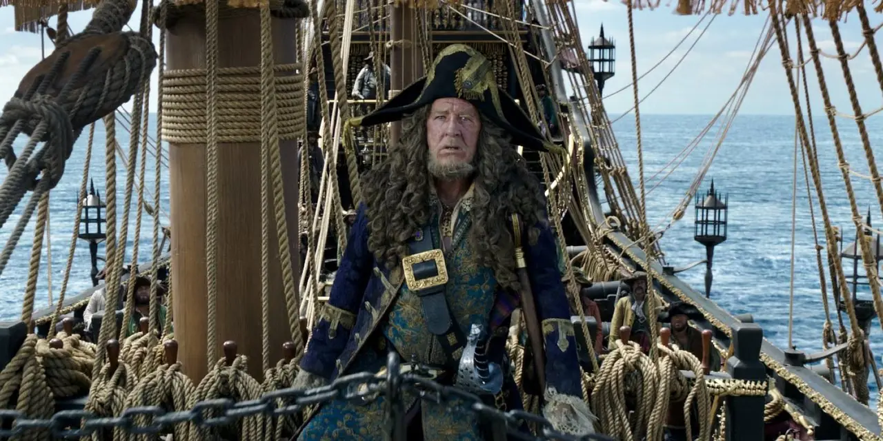 Pirates of the Caribbean 5 - Barbossa (Geoffrey Rush) på dekket av et skip