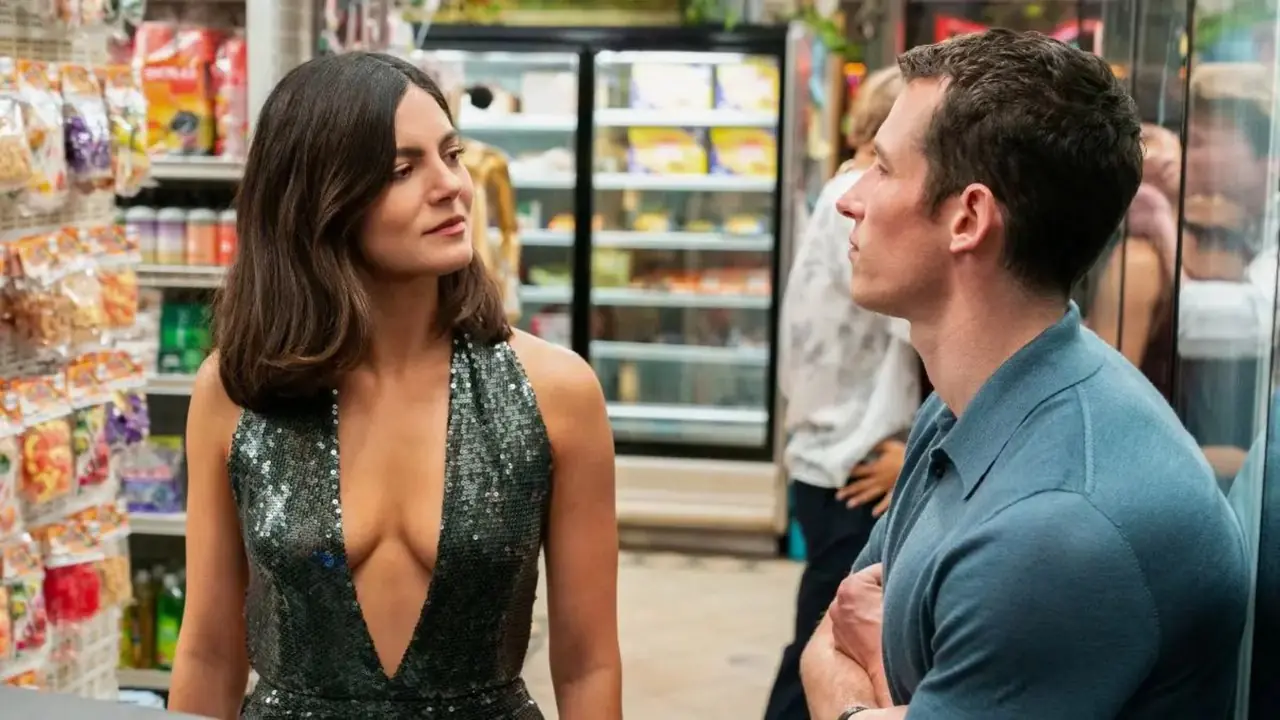 Callum Turner et Monica Barbaro se regardent dans One Night Only Film