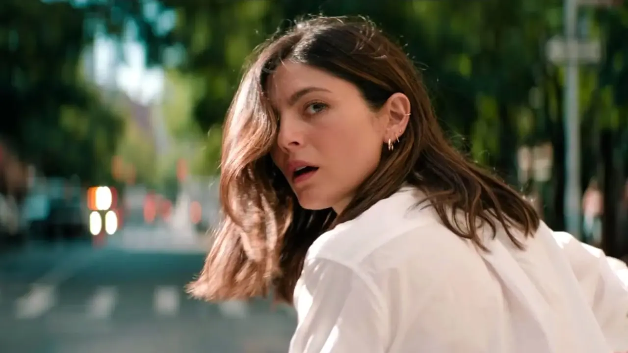 Monica Barbaro dans Une Nuit Seulement