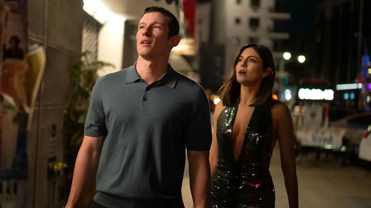 Callum Turner et Monica Barbaro regardent quelque chose dans le film One Night Only 2026