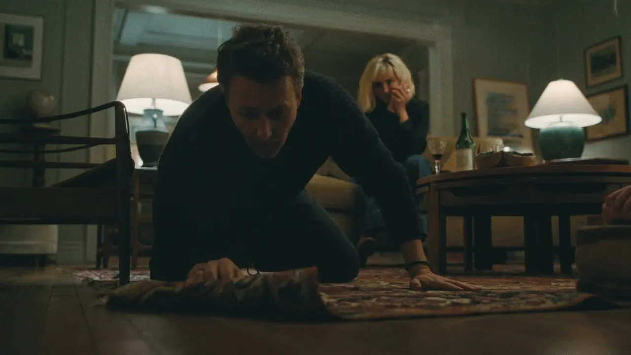 Edward Norton admirando la alfombra del Invite