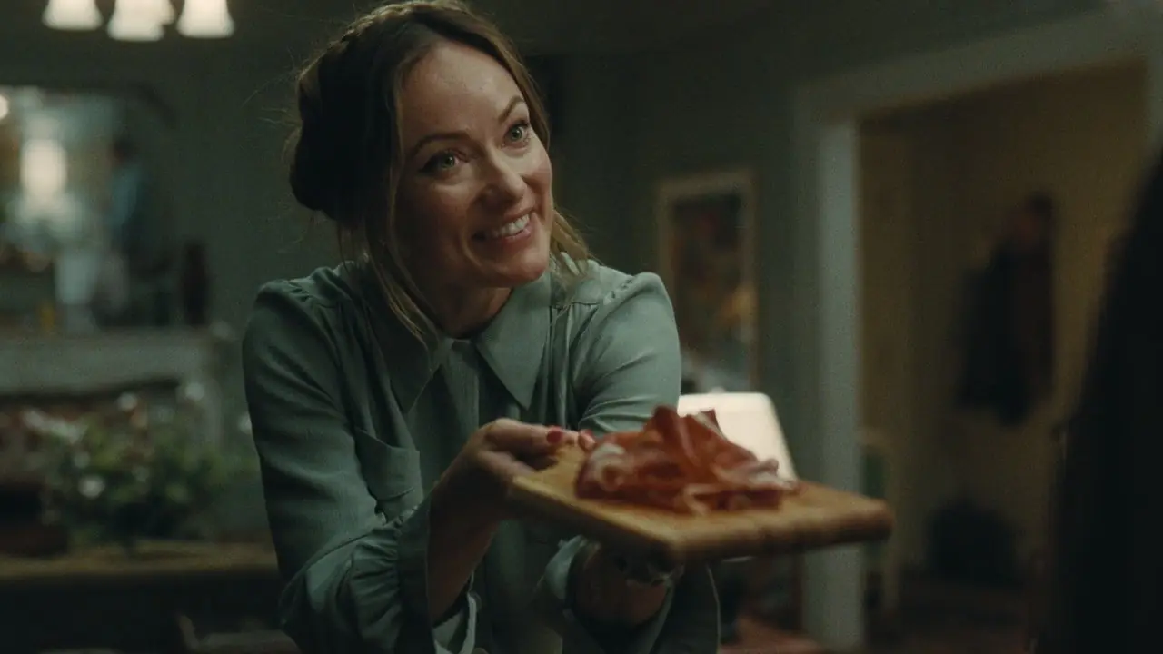Olivia Wilde toont haar vlees aan een gast in The Invitation