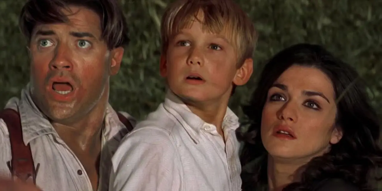 Rick (Brendan Fraser), Alex (Freddie Boath) et Evie (Rachel Weisz) regardent quelque chose sous le choc dans The Mummy Returns