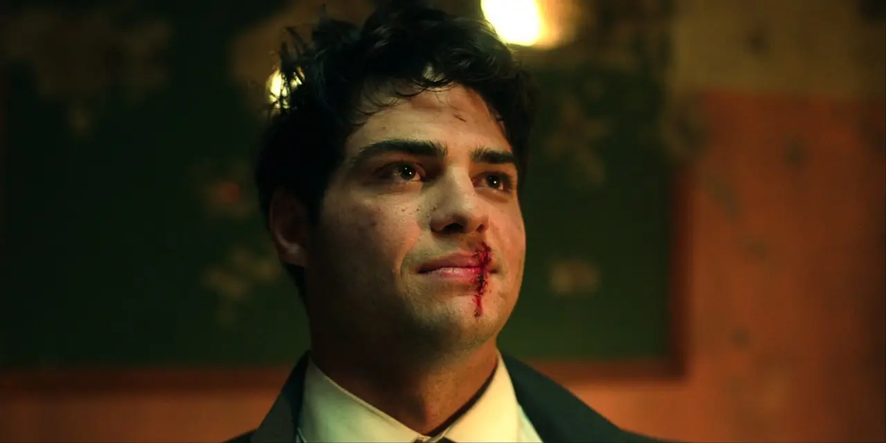 Owen Hendricks (Noah Centineo) con un labbro insanguinato in The Recruit