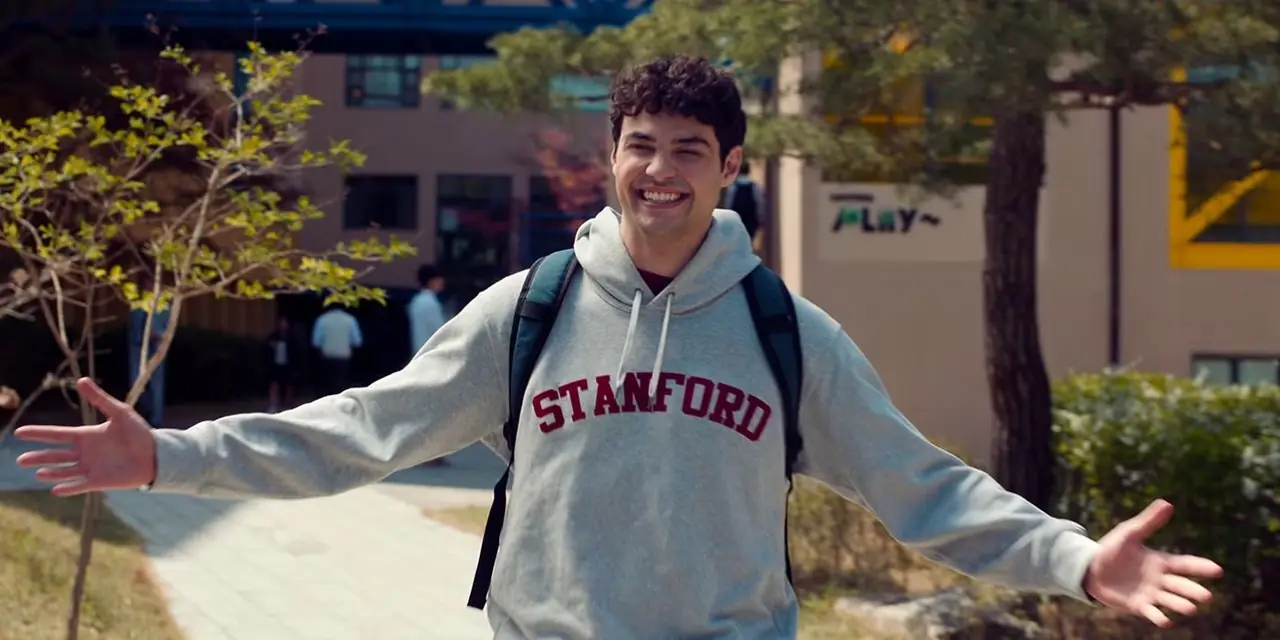 xo, gatinho Noah Centineo segurando os braços bem abertos