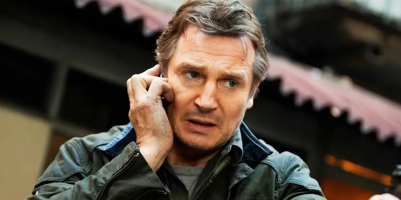 Liam Neeson parla con qualcuno in Taken
