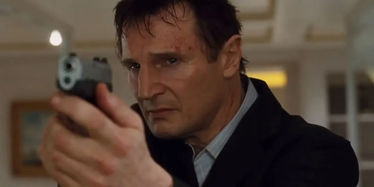 Liam Neeson nel ruolo di Bryan Mills con una pistola in Taken