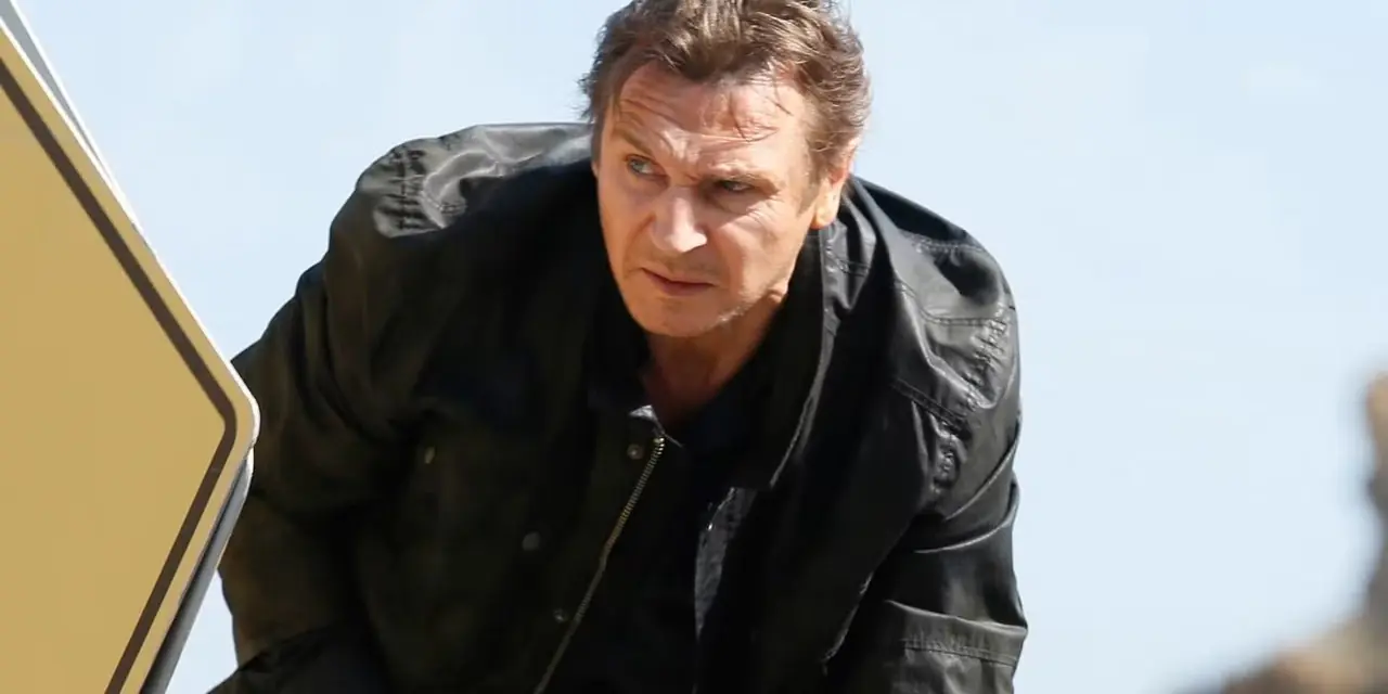 Taken 3で看板の後ろにしゃがむリーアム・ニーソン