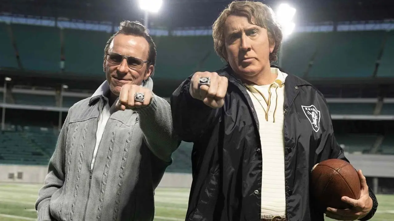 Christian Bale als Al Davis und Nicolas Cage als John Madden zeigen in „Madden“ ihre Super Bowl-Ringe Christian Bale als Al Davis und Nicolas Cage als John Madden zeigen in „Madden“ ihre Super Bowl-Ringe